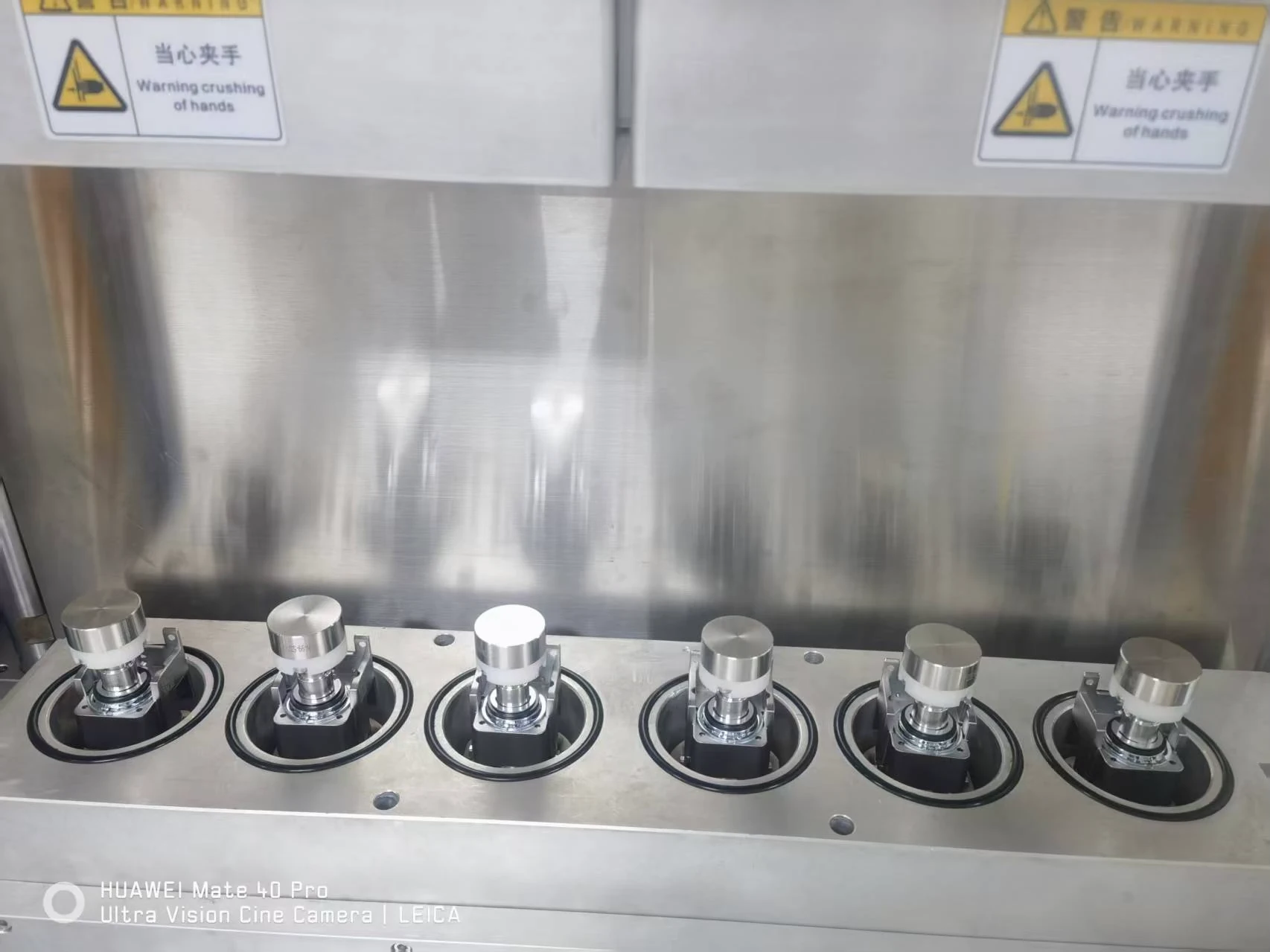 Reference liquid cooling connector test fixtures and sealing positions inside a vacuum chamber